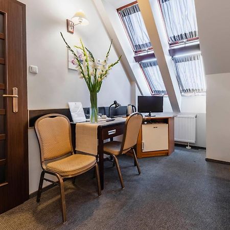 Hotel Pod Kasztanami Lublin Bagian luar foto
