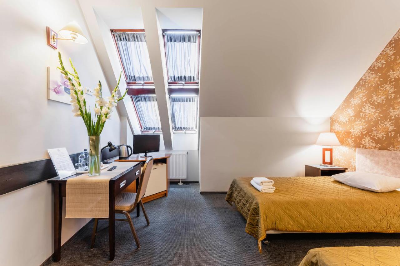 Hotel Pod Kasztanami Lublin Bagian luar foto