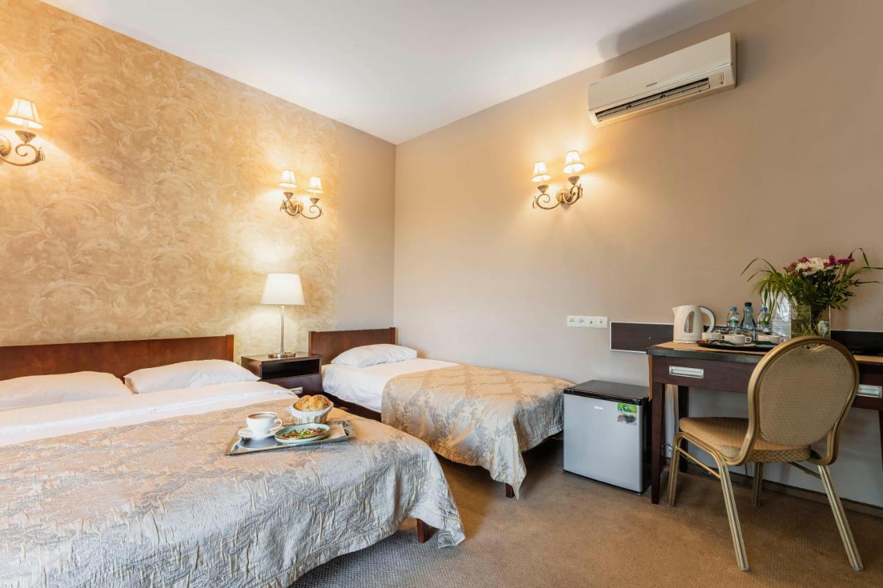 Hotel Pod Kasztanami Lublin Bagian luar foto