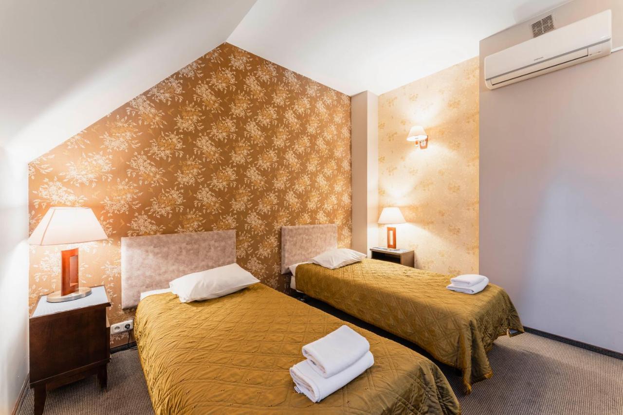 Hotel Pod Kasztanami Lublin Bagian luar foto
