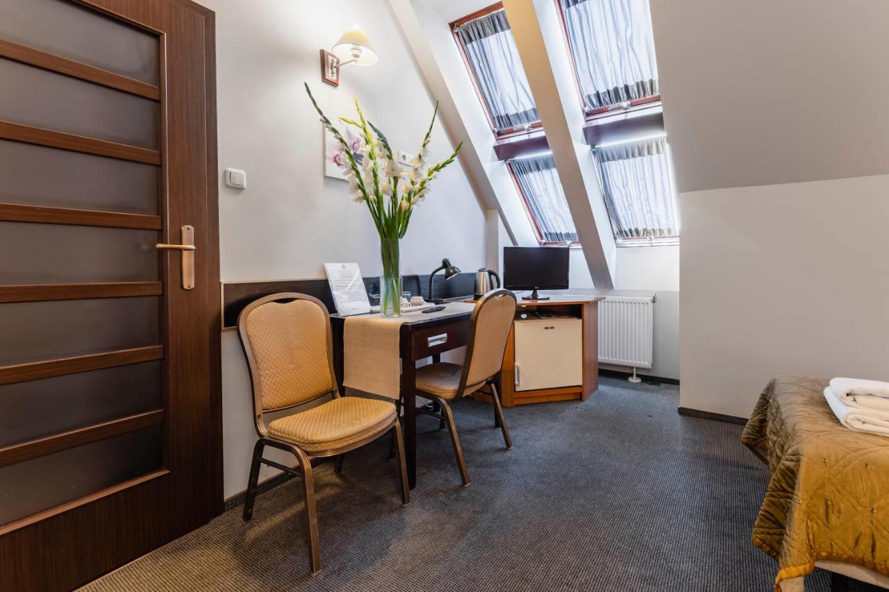 Hotel Pod Kasztanami Lublin Bagian luar foto