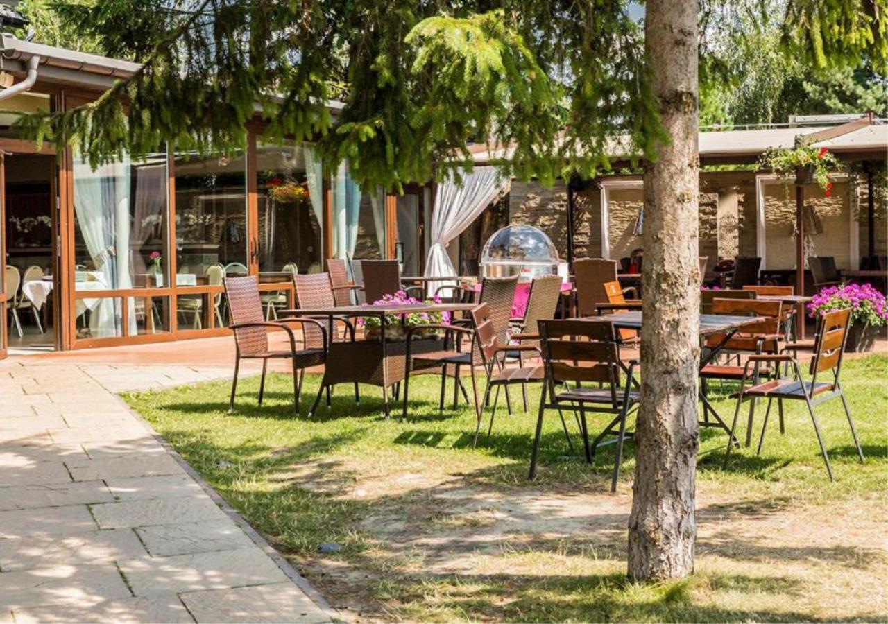 Hotel Pod Kasztanami Lublin Bagian luar foto