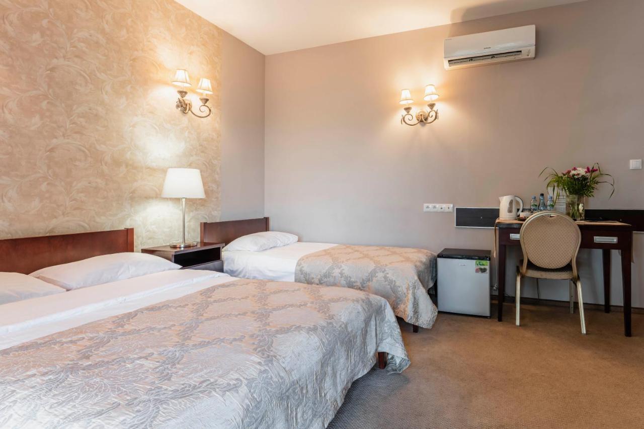 Hotel Pod Kasztanami Lublin Bagian luar foto