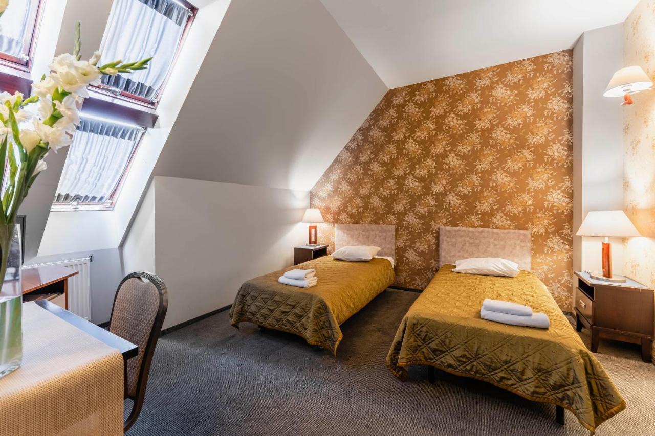 Hotel Pod Kasztanami Lublin Bagian luar foto
