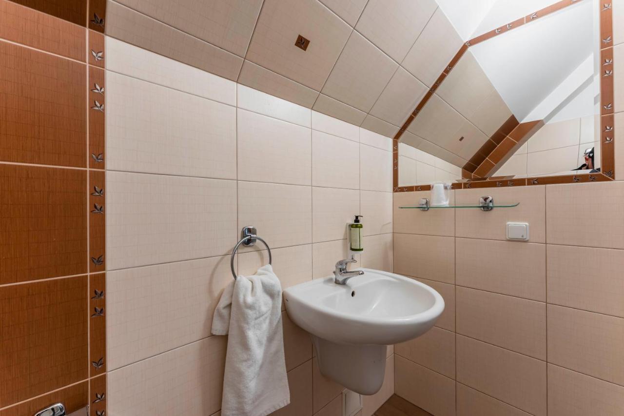 Hotel Pod Kasztanami Lublin Bagian luar foto