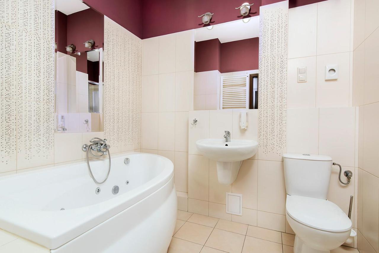 Hotel Pod Kasztanami Lublin Bagian luar foto
